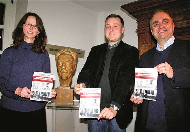 Vor der Büste von Rudolf Herzog stellten Martina Rohfleisch, Thomas Napp und Dankward Heinrich das neue Heimatheft vor. DL
