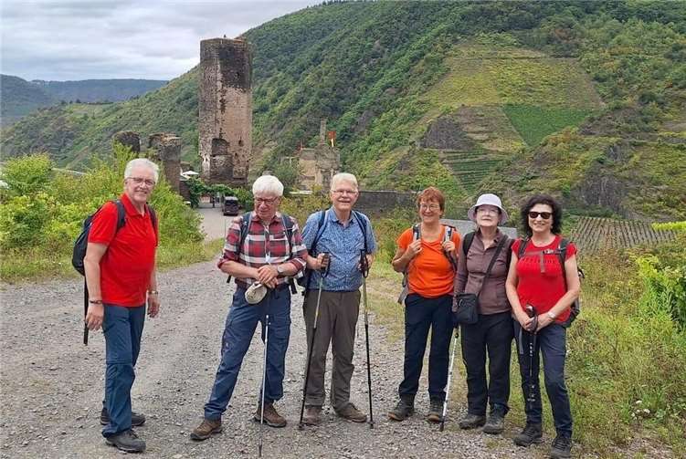 Vor der Burg Metternich bei Beilstein.  Foto: Helmut Krämer