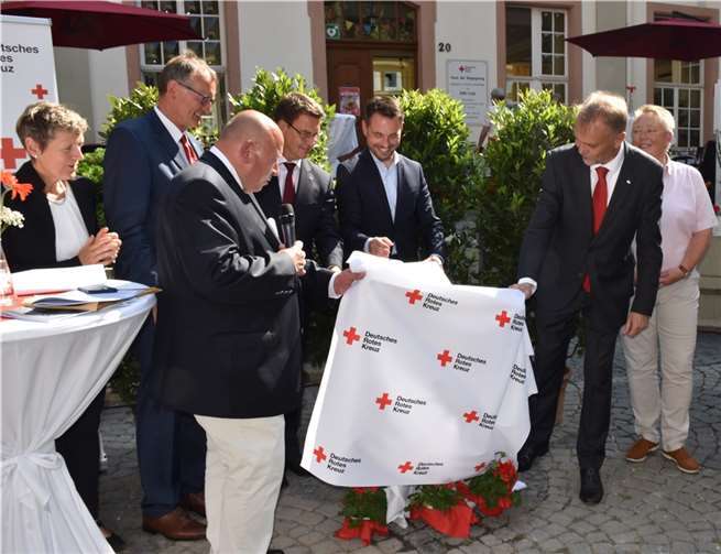 Vor der DRK Begegnungsstätte an der Liebfrauenkirche wurde der Gedenkstein enthüllt der an die DRK Neugründung vor 70 Jahren erinnert.  Fotos: HEP
