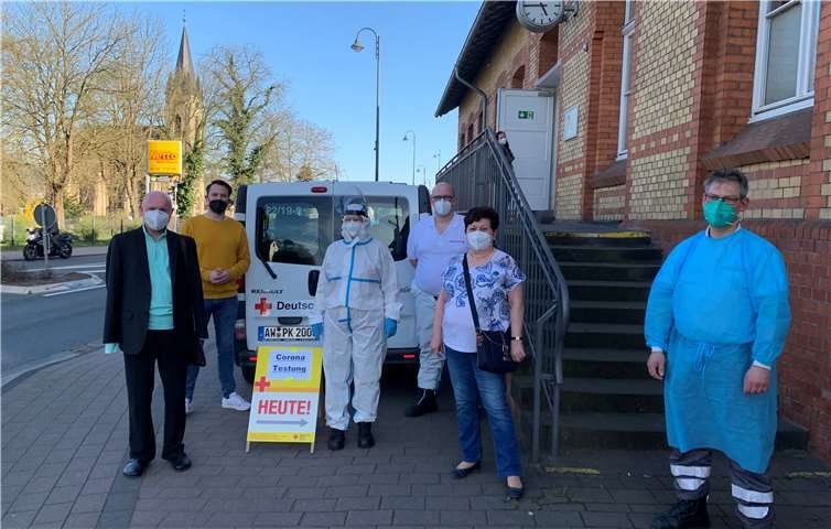 Vor der DRK-Teststation in Bad Breisig: v.li. Ulrich van Bebber, Martin Thormann, Birgit Cremer, René Cremer, Doris Herminghaus und Oliver Watschounek.Foto: privat