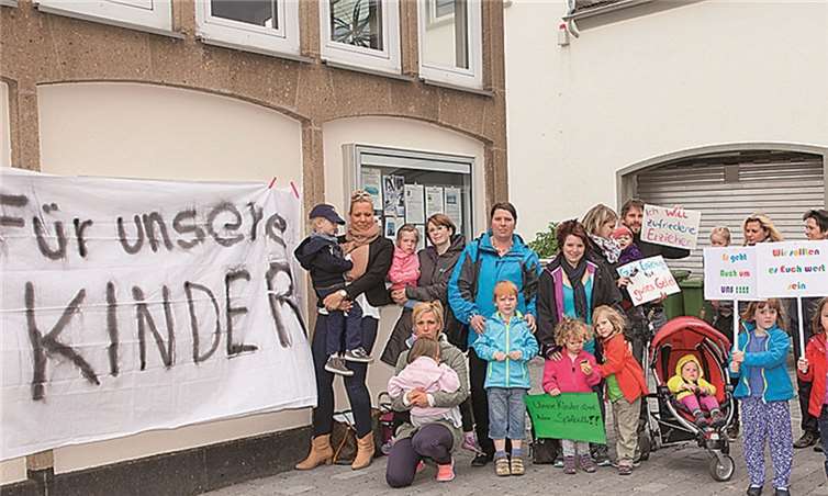 Vor der Dierdorfer Stadtverwaltung versammelten sich die Eltern.WT
