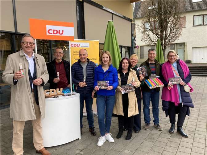 Vor der Edeka-Filiale in Linz traf sich der CDU-Stadtverband Linz, um dort am Infostand österliche Grüße an die Bürgerinnen und Bürger aus Linz und der Region zu verteilen.  Foto: Dennis Swirsky