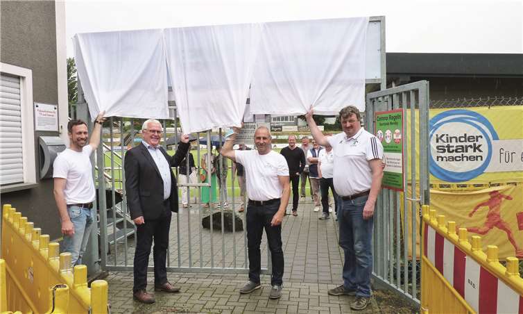 Vor der Enthüllung des neuen Begrüßungsschildes:(v.l.) Marc Spitzlei, Bernd Krayer, Arnd Spitzlei und Harald Heinemann.Fotos: FRE