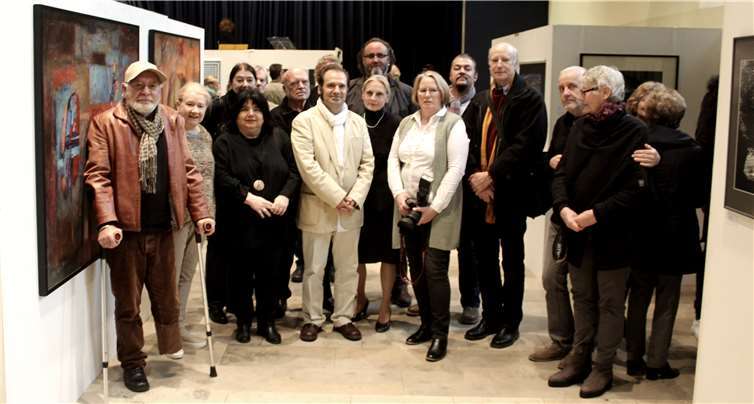 Linz ist eine „Stadt der Kunst“ Vor der Eröffnung der Vernissage gruppiertensich die meisten der Aussteller um ihre Vorsitzende, Denise Steger. Fotos: DL