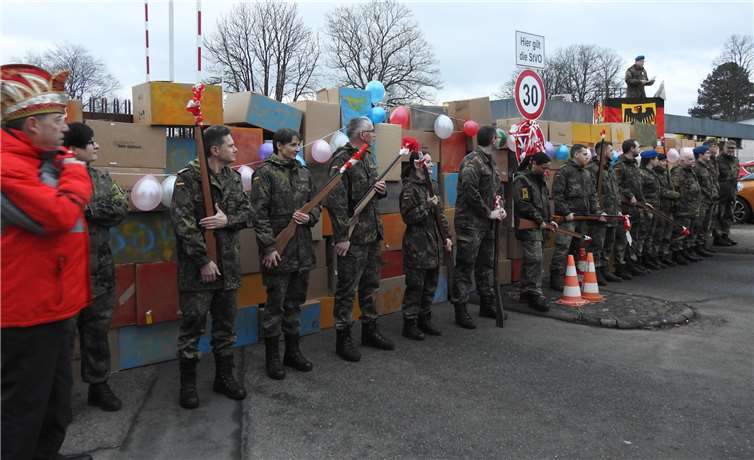 Vor der Erstürmung war die Verteidiger noch frohen Mutes.Fotos: WAMFO.DE