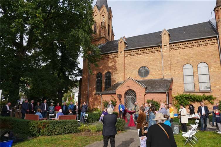 Vor der Evangelischen Kirche fanden sich zahlreiche Gäste und Besucher zur Einweihung der neuen Bänke ein.