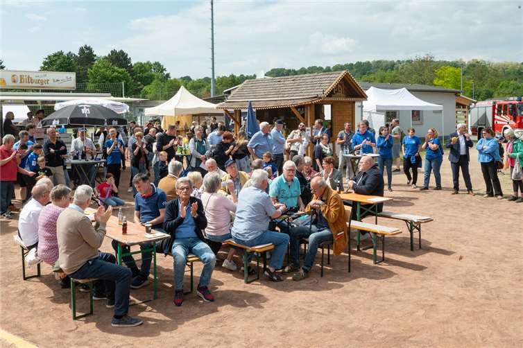 Vor der Festbühne auf dem Gülser Sportplatz.