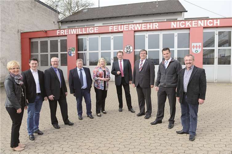 Vor der Feuerwehr in Nickenich (v.li.): Veronika Bley, Nickenich, Jakob Gräf, Nickenich, Detlev Leersch, Nickenich, Friedhelm Uenzen, Kretz, Hedi Thelen, Plaidt, Georg Moesta, Plaidt, Klaus Bell, Plaidt, Stefan Bernstädt, Plaidt und Rudolf Schneichel, Kruft. privat