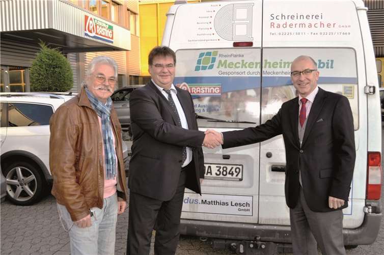 Vor der Firmenaufschrift auf dem Projektbus der Rheinflanke: (v.l.n.r.) Peter Zachow, Wolfgang Ehret und Bürgermeister Bert Spilles.privat