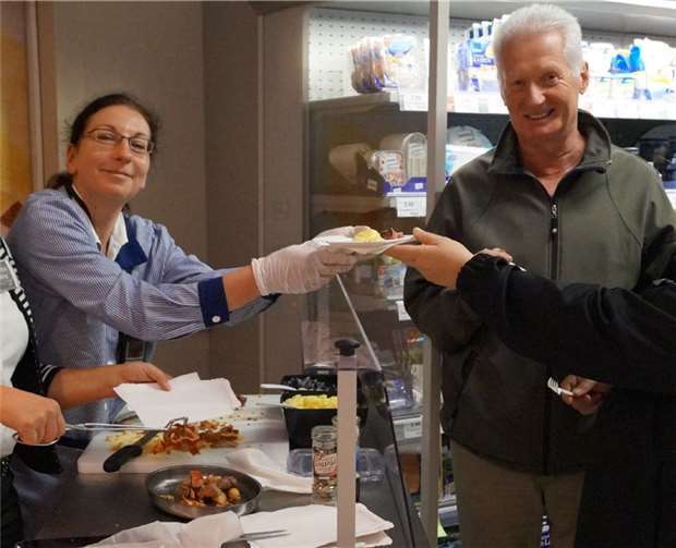 Vor der Fleischtheke gab es leckeren Spießbraten, schmackhafte Salate und saftige Steak-Häppchen zum Probieren.