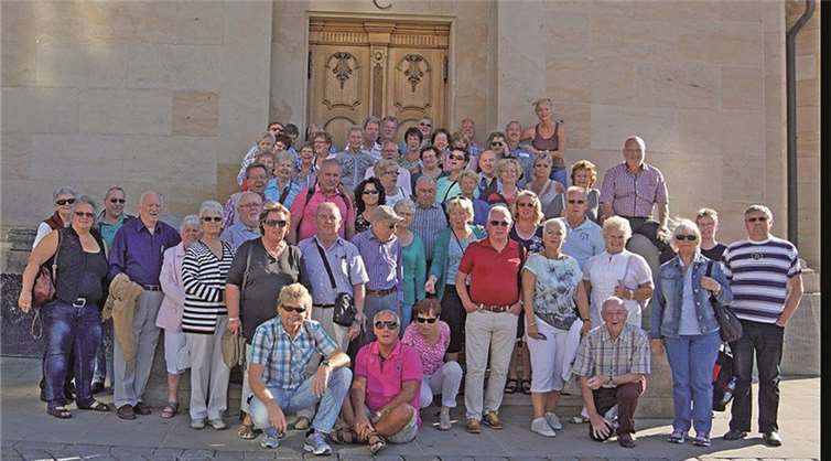 Vor der Frauenkirche Dresden stellte sich die Gruppe zu einem Erinnerungsfoto auf.