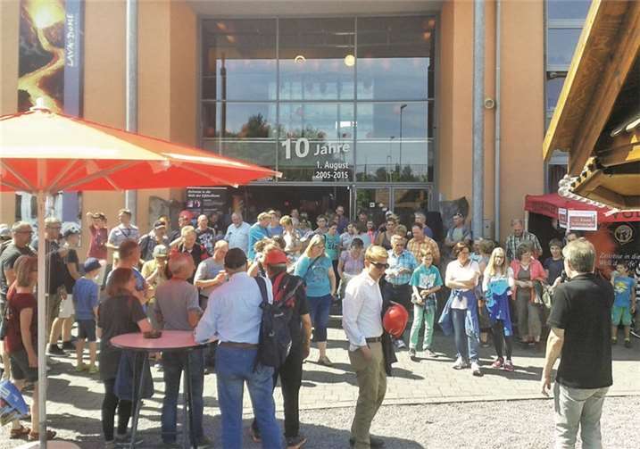 Vor der Führung in die Lava-Keller fanden die Besucher sich vor dem Lava-Dome ein. FRE