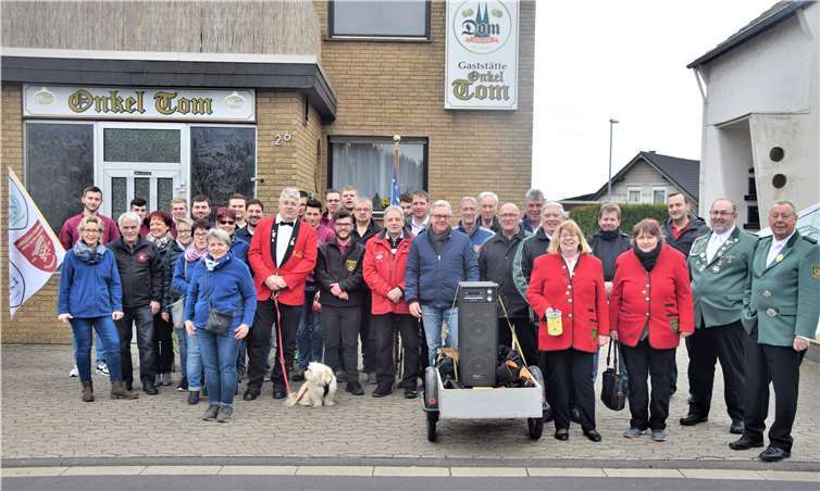 Vor der Gaststätte „Onkel Tom“ trafen sich Vertreter der Ortsvereine, um gemeinsam durch Oberdrees zu ziehen und um Spenden zu werben.  EICH