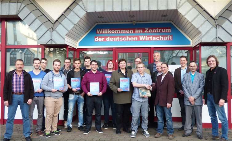 Vor der Geschäftsstelle der Kreishandwerkerschaft Neuwied präsentieren sie im Kreis ihrer Lehrer und Prüfer mit Stolz ihren Gesellenbrief als Informationselektroniker. Dabei gratuliert Obermeister Jonas dem Prüfungsbesten Sebastian Schuhmann. Ganz rechts freut sich KHW-Geschäftstellenleiter Fred Kutscher über eine weitere erfolgreiche Freisprechungsfeier, von denen er in einer Woche fünf zu organisieren und abzuwickeln hatte. Hans Hartenfels