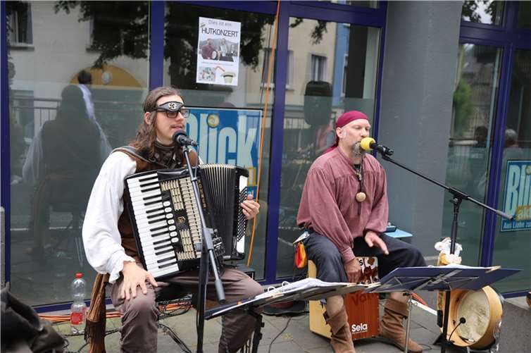 Unterhaltung, Kinderprogramm, Pflanzaktion und verkaufsoffener Sonntag Vor der Geschäftsstelle von BLICK aktuellspielte die Band „The Two Ticks“.