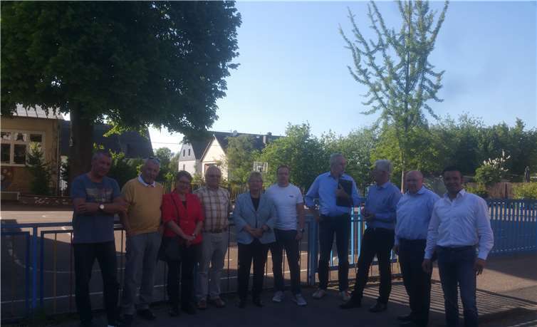 Vor der Grundschule Arenberg: Stefan Otto (v.li.n.re.), Wolfgang Greiber, Maria Weber, Joachim Röwer, Anne Schuhmann-Dreyer, Stefan Hofmann, Bert Flöck, Gerd Giefer, Manfred Diehl und Tim Josef Michels.