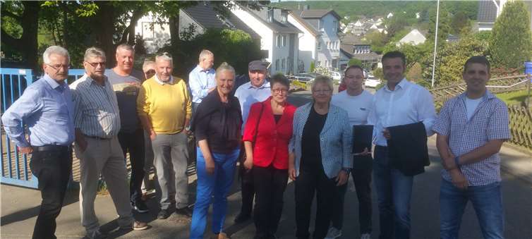 Vor der Grundschule Immendorf: Gerd Giefer (v.li.n.re. - Ortsvorsteher), Herbert Dott (Ratsmitglied und Ortsvorsteher), Stefan Otto (Ratsmitglied), Wolfgang Greiber, Monika Sauer (Ratsmitglied), Manfred Diehl ( Ratsmitglied ), Maria Weber, Anne Schuhmann-Dreyer (Fraktionsvorsitzende), Stefan Hofmann (Vorsitzender CDU Niederberg), Tim Josef Michels (Vorsitzender CDU Arenberg/Immendorf), Lars Stein und im Hintergrund aktiv der Baudezernent Bert Flöck. privat