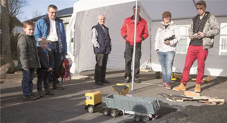 Vor der Halle waren unter anderem Radlader und Sattel bei der Arbeit zu sehen.WT