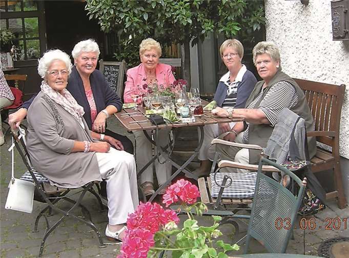 Vor der Heimfahrt genossen die Frauen das sonnige Wetter im Winzergarten.  Privat