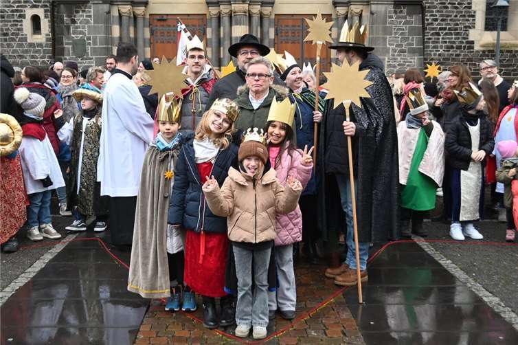 Vor der Herz-Jesu-Kirche versammelten sich zahlreiche Sternsinger.