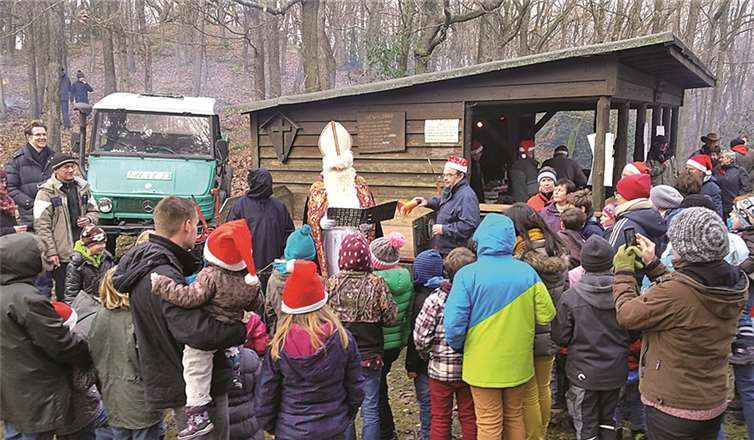 Vor der Hütte am Steintalskopf gab St. Nikolaus seine Geschenke aus. privat