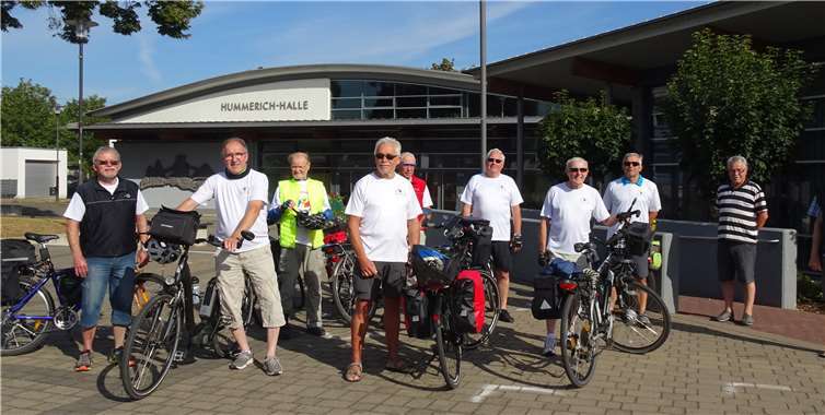 Vor der Hummerich-Halle trafen sie die Radler zur gemeinsamen Tour an die Mosel. Foto: privat