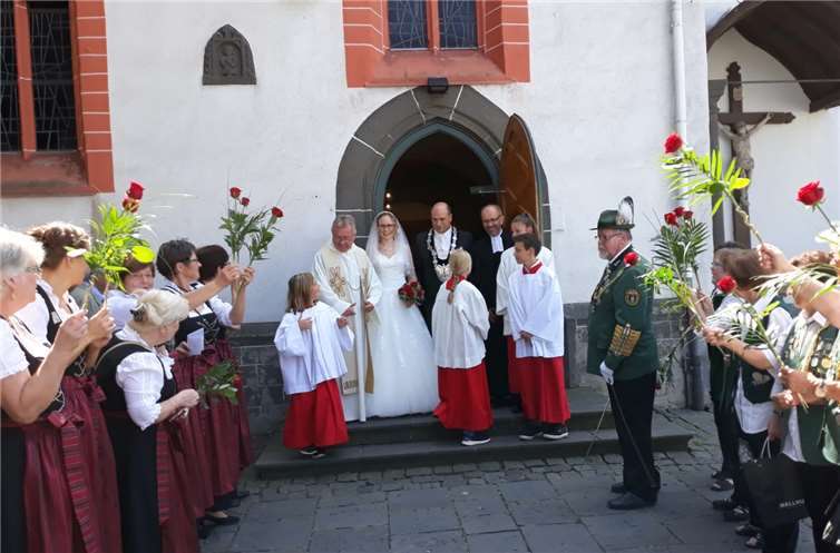 Vor der Kirche empfing die Spalier stehende Schützenfamilie das Brautpaar stilecht mit roten Rosen. privat