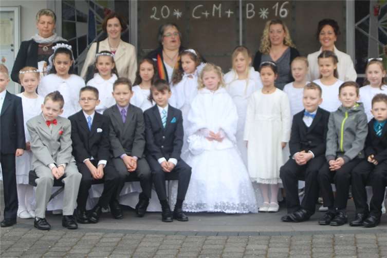 Vor der Kirche stellte man sich gemeinsamen mit den Katechetinnen zum Gruppenfoto. -UP-
