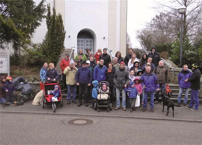 Vor der Kirche trafen sich alle zur großen Familienwanderung. privat