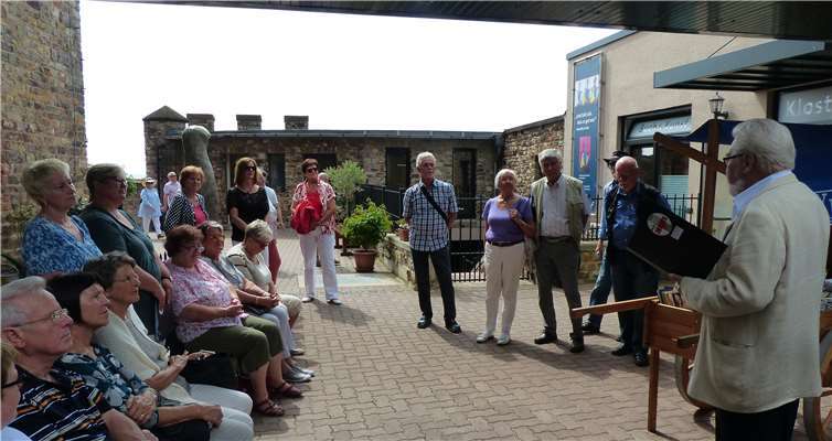 Vor der Klosterkirche in Eibingen hielt Pfarrer H. Zerfas einen Vortrag über die heilige Hildegard von Bingen.