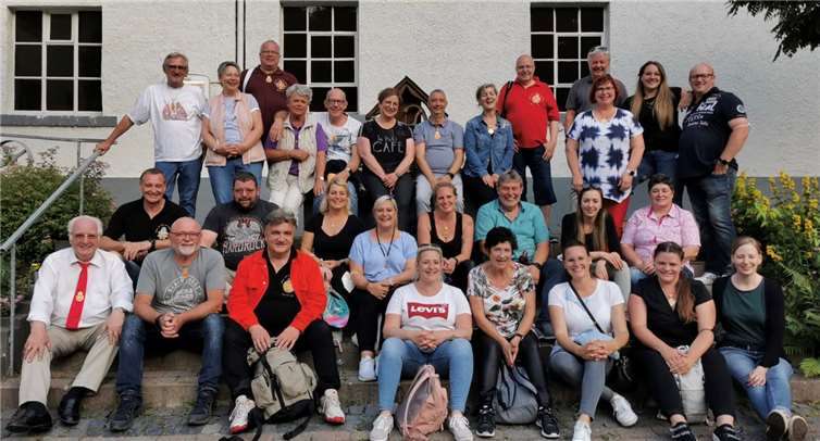 Vor der Korns Mühle stellten sich alle Teilnehmer des Ex-Tollitäten-Ausflugs zum Gruppenfoto auf. Fotos: CCO