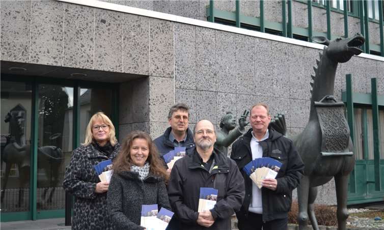 Vor der Kreisverwaltung Ahrweiler präsentieren den neuen Flyer (v.li.) Hildegard Tempel, Andrea Sebastian und Ulrich Marx von der Betreuungsbehörde der Kreisverwaltung sowie Uwe Moschkau vom Diakonischen Werk und Ralph Seeger vom SKFM. E.T. Müller