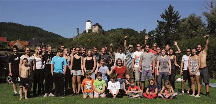 Vor der Kulisse der Burg Kreuzberg präsentieren sich alle zum Abschlussbild. Dietmar Ebi