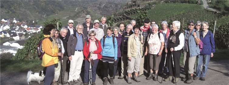 Vor der Kulisse der Saffenburg sammelte sich die Gruppe privat
