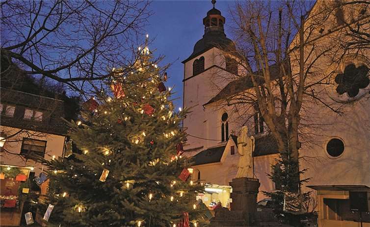 Vor der Kulisse der mächtigen Stiftskirche St. Castor fand auch in diesem Jahr wieder der Weihnachtsmarkt statt. MT