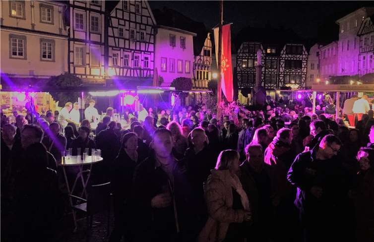 Vor der Kulisse des ältesten Rathauses im Rheinland steigt auch in diesem Jahr die traditionelle Maifete. privat