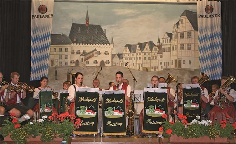 Vor der Kulisse des alten Linzer Rathauses spielten die Raistinger Freunde vom Ammersee zur Musi auf.