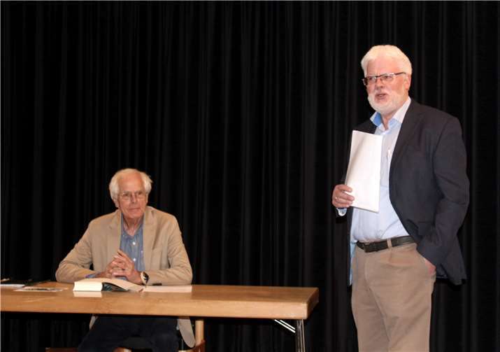 Enkel des Schriftstellers Rudolf Herzog besuchte die Stätte seiner Kindheit Vor der Lesung stellte Günter Ruyters den interessierten Zuhörern den Autor Jochen Bechtle kurz vor. DL
