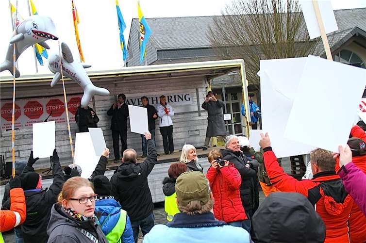 Vor der Maria-Laach-Halle in Mendig trafen sich viele, um mit den Politikern zu diskutieren.