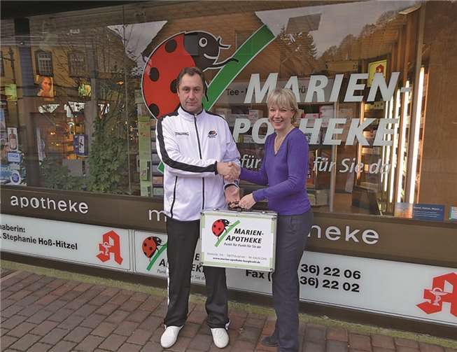 Vor der Marienapotheke in Burgbrohl übergab Frau Dr. Stephanie Hoß-Hitzel voller Freude den Medizinkoffer dem 1. Vorsitzenden der Abteilung Basketball, verbunden mit der Hoffnung, dass er nur selten zum Einsatz kommen muss.Privat