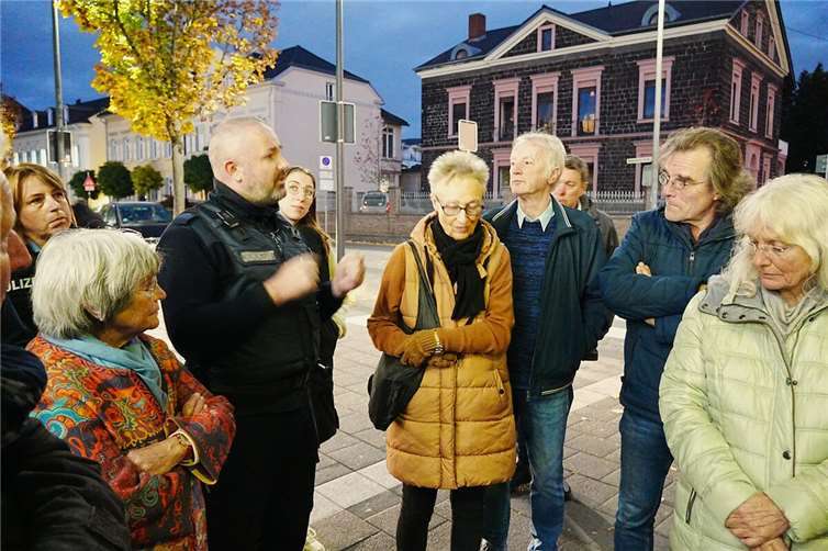 Subjektives Sicherheitsempfinden versus Kriminalstatistik Vor der Matthiaskirche berichten die Außendienstmitarbeiter des Ordnungsamtes von ihren Möglichkeiten, beispielweise mit Platzverweisen, gegen Auffällige vorzugehen.