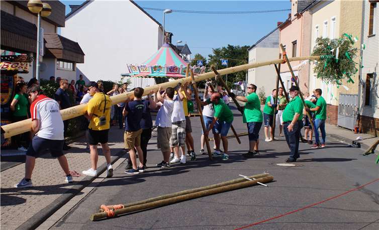 Vor der Mehrzweckhalle wurde der Kirmesbaum von den Männern aufgerichtet.