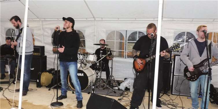 Vor der Mendiger Pop-Punk-Band „Great Elephant“ heizten die fünf ambitionierten Musiker der Gruppe „Incround“ die Stimmung mächtig an.