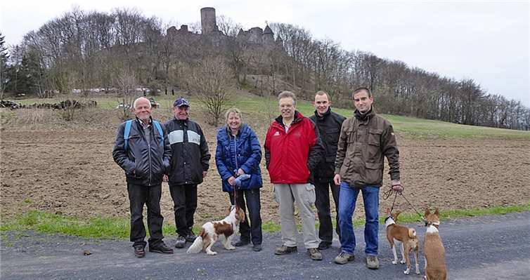 Vor der Nürburg (v.li.): Detlef Staack, N.N., Erika Rebatschek, Dr. Volker Reppke, Jörn Kampmann und Marcel Hürter MdL