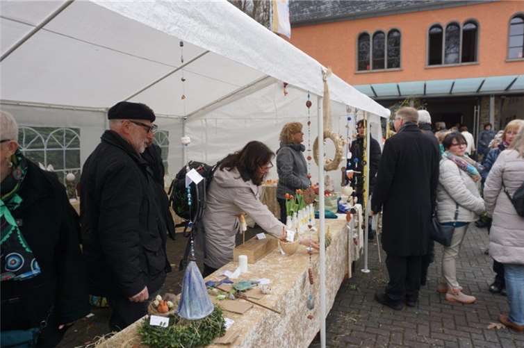 Vor der Pallottikirche fand der Osterbasar statt.