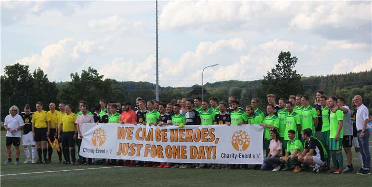 Vor der Partie stellten sich alle Teilnehmer zum Gruppenbild auf.Fotos: TH