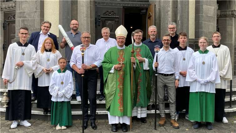 Vor der Pfarrkirche Sankt Dionysius in Kruft sind: v.li. Leonard Schütz, für die Ortsgemeinde Kruft Jürgen Zinken, Nadine Laux, Mirijam Hackenbruch, Kassierer Michael Breitbach, Altpilger Dr. Christoph Roos, Vorsitzender Friedhelm Uenzen, Bischof Dr. Stephan Ackermann, Pfarrer Norbert Missong, Schriftführer Bernhard Treins, Jungpilger Dr. Christian Bartz, Pfarrgemeinderatsvorsitzender Wolfgang Weber, Finn Peters, Leonie Beißel und Jonas Lindemann. Foto: Sandra Rheindorf-Weber