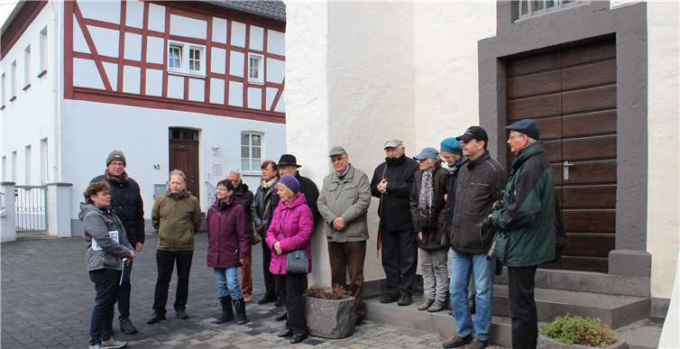 Vor der Pfarrkirche St. Michael und dem Pfarrheim begann Ortsvorsteherin Helga Schmitt-Federkeil (links) ihre Führung durch Franken.Fotos: HG