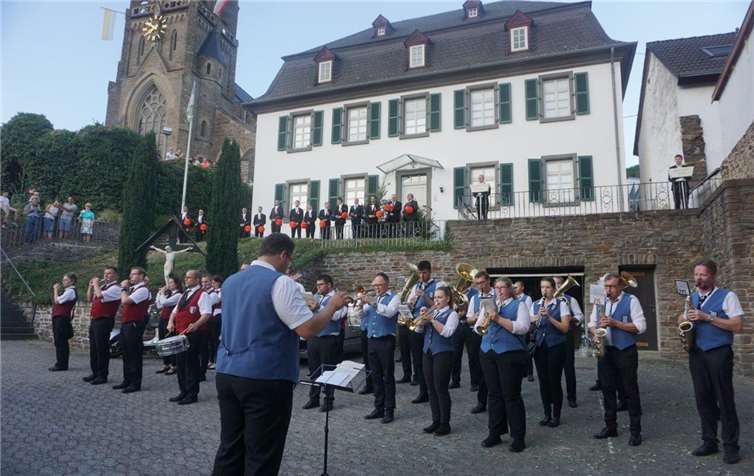 Vor der Pfarrkirche und dem neuen Gemeindezentrum wurde der Große Zapfenstreich aufgeführt.