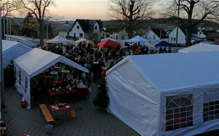 Vor der Pfeifenbäckerhalle tummelten sich viele Menschen auf dem Hilgerter Weihnachtsmarkt.